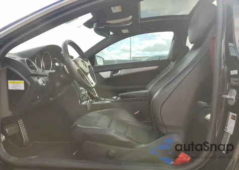 2013 Mercedes-Benz C 250 z USA, uszkodzony, nr VIN WDDGJ4HB8DG028124